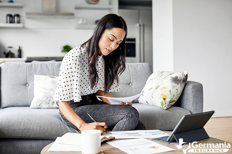 A woman shopping for auto insurance, looking at the most common auto insurance discounts